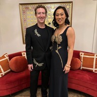 Saat pesta pre wedding Anant Ambani, Mark Zuckerberg tampil dengan gaya formal. Kali ini dia bukan hanya memakai setelan jas polos. Zuckerberg memilih menggunakan jas dengan detail gambar capung yang merupakan keluaran rumah mode Alexander McQueen. Foto: Instagram@zuck