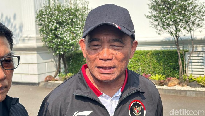 Menko PMK Muhadjir Effendy di kompleks Istana Presiden (Isal Mawardi/detikcom)