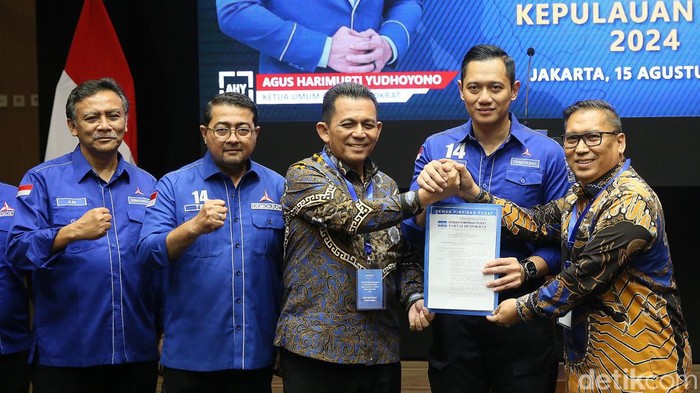 Momen Demokrat Serahkan Surat Rekomendasi Kepada Puluhan Cakada Ketua Umum Partai Demokrat Agus Harimurti Yudhoyono menyerahkan surat rekomendasi kepada bakal calon Gubernur Kepulauan Riau Ansar Ahmad dan wakil kepulauan Riau Nyanyang Haris Pratamura di DPP Partai Demokrat, Jakarta, Kamis (15/8/2024).
