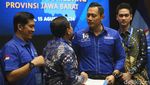 Momen Demokrat Serahkan Surat Rekomendasi Kepada Puluhan Cakada