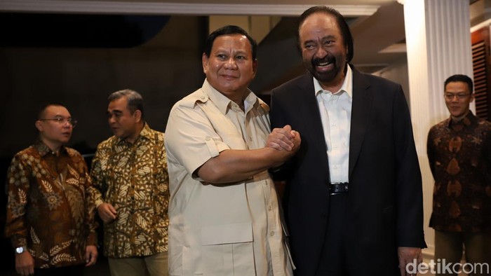 Momen Surya Paloh Sambangi Kediaman Prabowo Ketua Umum Partai NasDem, Surya Paloh (kanan) berjabat tangan dengan Ketua Umum Partai Gerindra yang juga presiden terpilih Prabowo Subianto seusai melakukan pertemuan di Rumah Kertanegara, Kebayoran Baru, Jakarta, Kamis (15/08/2024).
