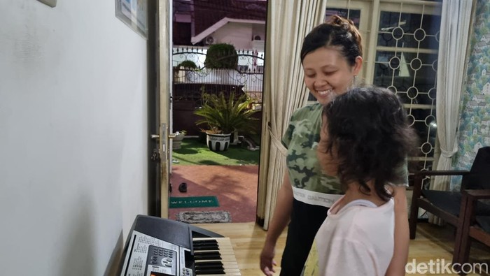 MS, anak berusia 13 tahun asal Caruban, Madiun menderita gagal ginjal bersama ibunya, Melly Winarsih.