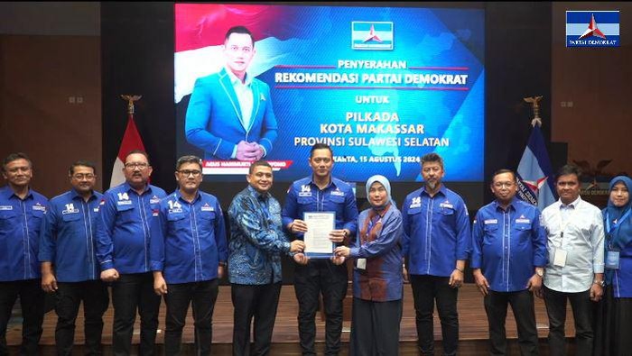 Ketua Umum Demokrat Agus Harimurti Yudhoyono menyerahkan rekomendasi ke Munafri Arifuddin-Aliyah Mustika Ilham.