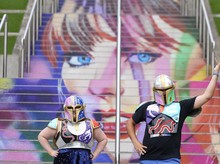 Mural Taylor Swift Hiasi Tangga Stadion Wembley London