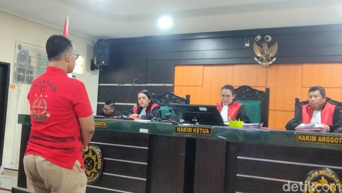 Palti Hutabarat saat mendengar putusan yang dibacakan oleh ketua majelis hakim di PN Kisaran. (Perdana Ramadhan/detikSumut)