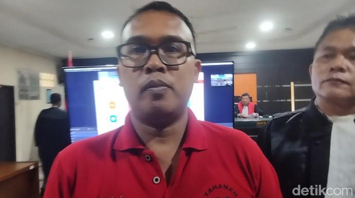 Palti Hutabarat usai mendengarkan vonis di ruang sidang PN Kisaran. (Perdana Ramadhan/detikSumut)