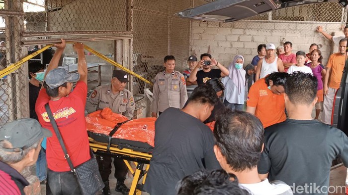 Pekerja pabrik kerupuk yang terjatuh ke mesin giling saat dievakuasi ke rumah sakit.