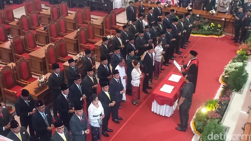 Pelantikan anggota DPRD Buleleng masa jabatan 2024-2029, Kamis (15/8/2024). (Made Wijaya Kusuma/detikBali)