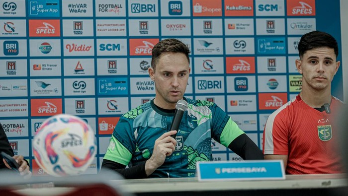 Pelatih Persebaya Paul Munster dan pemainnya Bruno Moreira