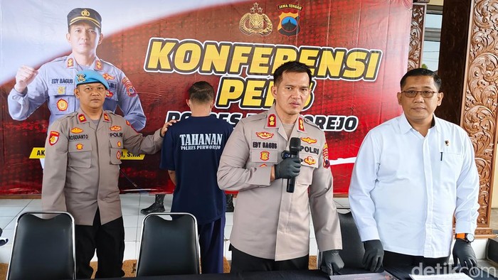 Tersangka pembakaran rumah dihadirkan dalam pers rilis di Mapolres Purworejo, Kamis (15/8/2024).