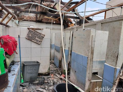 Penampakan salah satu MCK yang rusak parah karena kebakaran di Manggarai.