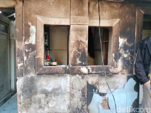 Penampakan salah satu MCK yang rusak parah karena kebakaran di Manggarai.