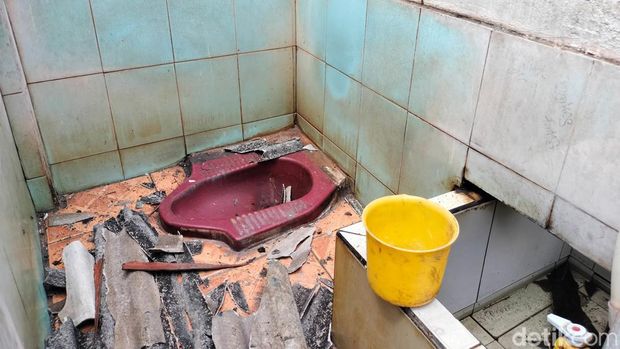 Penampakan salah satu MCK yang rusak parah karena kebakaran di Manggarai.