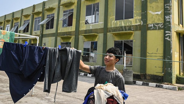 Pencari Suaka Masih Bertahan di Tempat Pengungsian Kalideres Sejumlah pencari suaka beraktivitas di tempat penampungan sementara di Kalideres, Jakarta Barat, Kamis (15/8/2024). Sebanyak 101 pencari suaka asal Afghanistan, Irak dan Pakistan masih bertahan di gedung tersebut meski Pemerintah Provinsi DKI Jakarta telah memberikan himbauan kepada pencari suaka untuk mengosongkan gedung pada hari ini Kamis (15/8) karena mereka belum memiliki tempat pengungsian lain. ANTARA FOTO/Sulthony Hasanuddin/Spt.