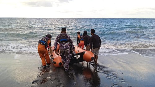 Petugas Basarnas mengevakuasi mayat bocah tenggelam di perairan Lela, Sikka, Kamis (15/8/2024).