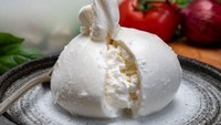 Di posisi ke-2, ada keju burrata asal Italia yang merupakan keju artisan dari wilayah Puglia di selatan Italia. Keju ini dibuat tradisional dengan susu sapi, rennet, dan krim. Rasanya kaya khas susu segar. Foto: TasteAtlas