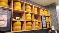 Keju asal Italia, Grana Padano sudah diproduksi sejak abad ke-11 oleh Biarawan Cistercian dari Biara Santa Maria di Rovegnano di Chiaravalle Milanes. Jenis keju parmesan ini disebut dapat bersaing dengan Parmigiano-Reggiano. Foto: TasteAtlas