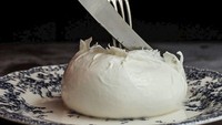 Posisi keempat ditempati keju asal Italia, Mozzarella di Bufala Campana. Jenis mozzarella berbahan susu kerbau ini juga dicampur susu sapi. Keju ini harus berasald ari susu kerbau yang diproduksi di Campania atau wilayah Lazio, Apulia dan Molise. Foto: TasteAtlas