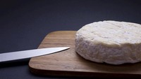 Masih dari Prancis, ada keju Saint-Felicien yang berasal dari wilayah Rhône-Alpes. Keju berbahan susu sapi ini teksturnya creamy. Rasanya mirip buah, asam, nutty (kacang), dan buttery (gurih mirip mentega). Foto: TasteAtlas