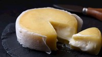 Posisi ke-6 ditempati oleh keju asal Portugal bernama QueijoSerra da Esterela. Keju ini spesial karena dibuat dari susu domba khusus yaitu Bordaleira Serra da Estrela and Churra Mondegueira. Rasanya manis sedikit asam. Foto: TasteAtlas