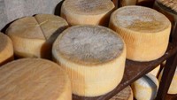 Yunani juga punya keju enak, Graviera Naxou yang ada di posisi 7. Keju ini dibuat dari susu sapi pasteurisasi atau campuran antara susu domba dan maksimal 20% susu kambing. Rasa dan aromanya ringan. Foto: TasteAtlas