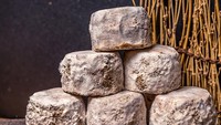 Dari Prancis ada keju Crottin de Chavignol. Keju ini dibuat dari susu kambing mentah dengan berat minimal 60 gram. Rasanya konon agak mirip kacang dan memiliki aroma khas kambing. Paling enak dipanggang dan disajikan hangat. Foto: TasteAtlas