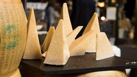 Ini dia keju terenak versi TasteAtlas, Parmigiano Reggiano asal Italia. Dibuat dari susu mentah dan semi-skimmed dari sapi yang pakannya hanya rumput segar dan jerami. Rasanya nutty dan sedikit pedas, tergantung seberapa lama keju dimatangkan. Foto: TasteAtlas