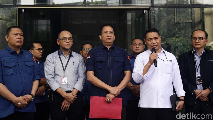 Direktur Penyidikan KPK Asep Guntur Rahayu (kanan) berjabat tangan dengan Direktur Penyidikan Jampidsus Kejaksaan Agung Kuntadi (kiri) usai menyerahkan pengembangan perkara dugaan korupsi di Lembaga Pembiayaan Ekspor Indonesia (LPEI) di Gedung Merah Putih KPK, Jakarta, Kamis (15/8/2024). Kejaksaan Agung (Kejagung) menyerahkan pembangunan perkara dugaan korupsi di Lembaga Pembiayaan Ekspor Indonesia (LPEI) ke Komisi Pemberantasan Korupsi (KPK).