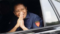 Kuntadi meninggalkan gedung KPK usai melimpahkan perkara dugaan tindak pidana korupsi di LPEI.  