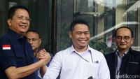 Direktur Penyidikan Jampidsus Kejaksaan Agung Kuntadi berjabat tangan dengan Direktur Penyidikan KPK Asep Guntur Rahayu usai menyerahkan pengembangan perkara dugaan korupsi di Lembaga Pembiayaan Ekspor Indonesia (LPEI) di Gedung Merah Putih KPK, Jakarta, Kamis (15/8/2024).