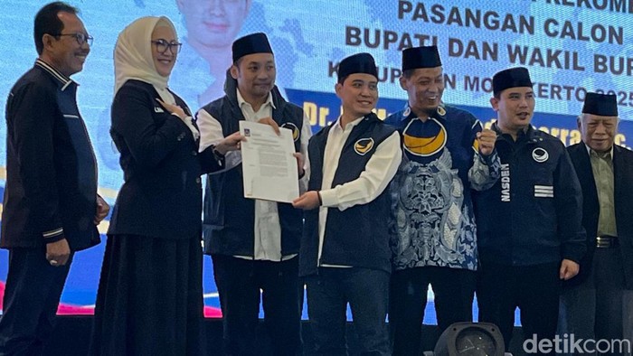 Penyerahan rekom Partai NasDem kepada pasangan Mubarok.
