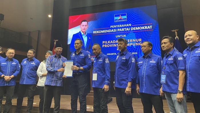 Penyerahan SK Pilgub Lampung kepada Rahmat Mirzani.