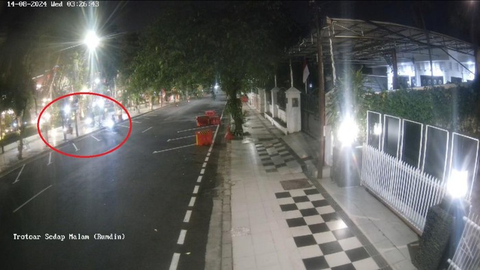 Perampasan honda beat milik petugas kebersihan disabilitas di Balai Kota Surabaya terekam kamera CCTV rumah dinas Wali Kota Surabaya.