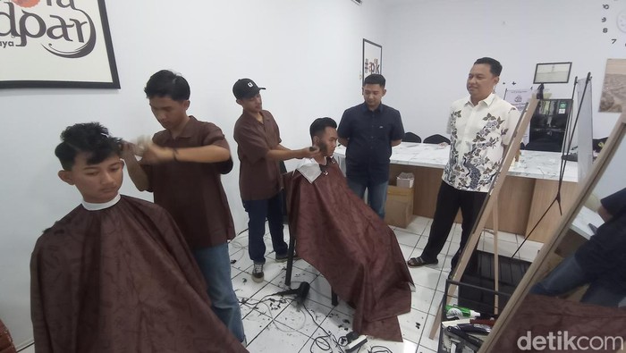 Petugas upacara peringatan Hari Kemerdekaan ke-79 RI tingkat Kota Tasikmalaya sedang dipangkas rambut.