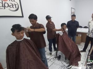 Cara Tukang Cukur Tasikmalaya Rayakan HUT ke-79