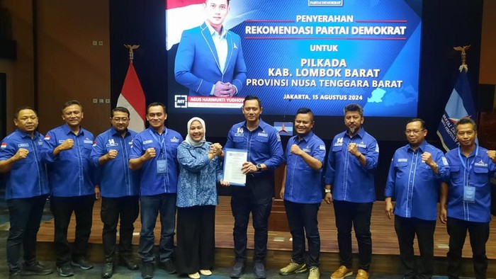 Ketum Demokrat AHY serahkan B1KWK untuk pasangan Nurhidayah-Imam Kafali di Pilkada Lombok Barat, Kamis (15/8/2024). Foto: istimewa.