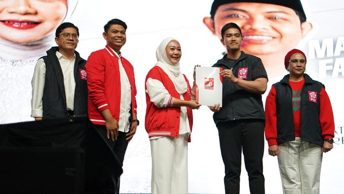 Ketua DPP PSI, Kaesang Pangarep menyerahkan surat rekomendasi untuk pasangan Tiwi-Hendra dalam Pilkada Purbalingga di The Kasablanka Hall, Jakarta Selatan, Kamis (15/8/2024).