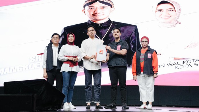 Ketum PSI Kaesang Pangarep memberikan rekomendasi Bakal Paslon Pilkada Solo 2024 KGPAA Mangkunegara X-Astrid Widayani di Hall Mall Kota Kasablanka, Jakarta Selatan, Kamis (15/8/2024).
