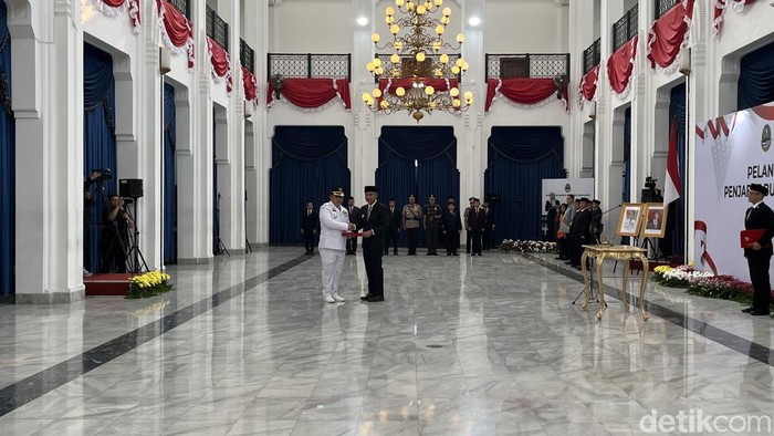 Pj Gubernur Jabar Bey Machmudin saat melantik Pj Bupati Bekasi Dedy Supriyadi.