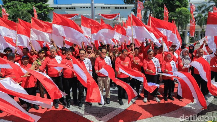 Pj Gubernur Jatim melepas tim ekspedisi 79 yang akan mengibarkan Bendera Merah Putih di Puncak Gunung Arjuno