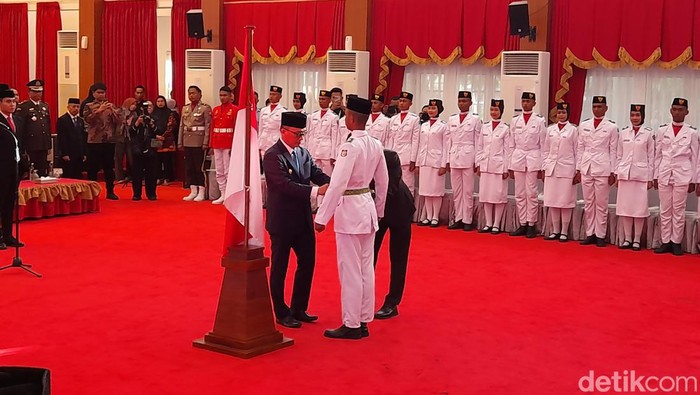 Pj Gubernur Sulsel Zudan Arif Fakrulloh mengukuhkan 73 anggota Paskibra Sulsel.