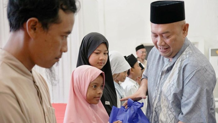 Pj Sekda Karawang Eka Sanatha saat menyalurkan bantuan untuk anak yatim