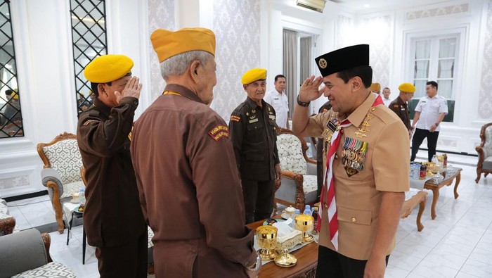 Pj Wali Kota Probolinggo Nurcholis saat mengundang belasan veteran ke rumah dinasnya.