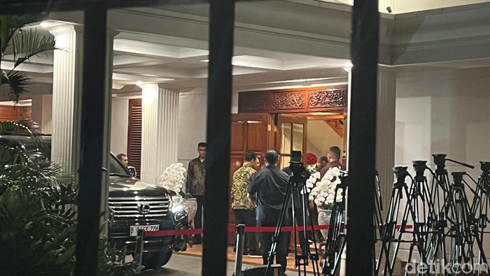 Plt Ketum PPP Mardiono merapat ke rumah Prabowo.