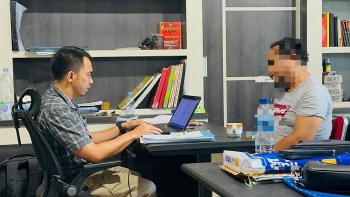 Polisi saat melakukan pemeriksaan terhadap nahkoda tugboat yang tabrak Jembatan Lalan di Muba