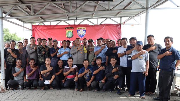 Polresta Bandara Soekarno-Hatta bertemu dengan sejumlah sopir taksi di area pengendapan taksi Bandara Soekarno-Hatta.