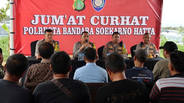 Polresta Bandara Soekarno-Hatta bertemu dengan sejumlah sopir taksi di area pengendapan taksi Bandara Soekarno-Hatta.