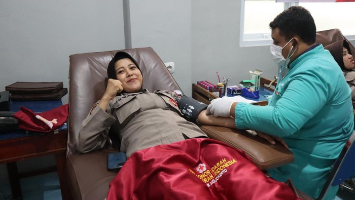 Polwan Polres Mojokerto donor darah