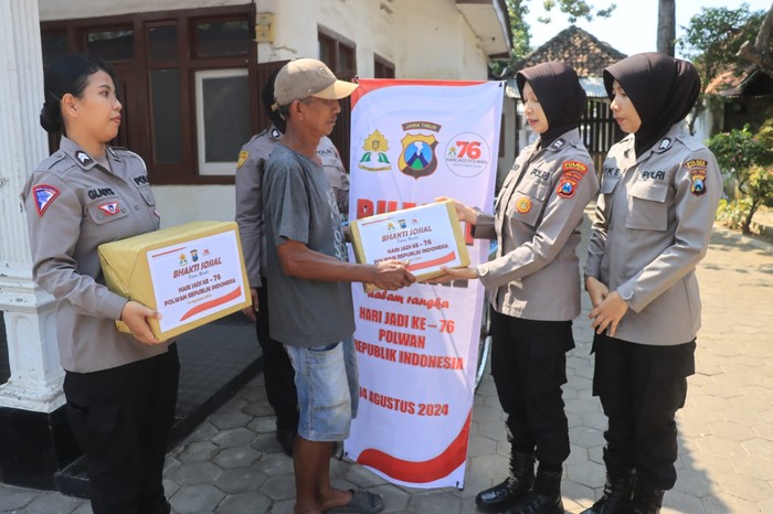 Polwan Polres Probolinggo bagi bingkisan ke warga
