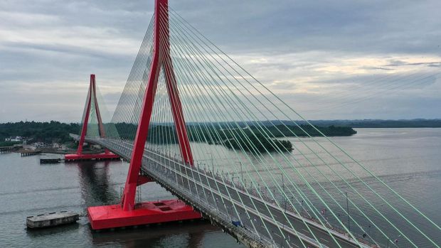 Suasana Jembatan Pulau Balang, Penajam Paser Utara, Kalimantan Timur, Kamis (15/8/2024). Jembatan Pulau Balang yang menjadi penghubung antara Kota Balikpapan dan Ibu Kota Nusantara (IKN) dibuka sementara waktu jelang peringatan HUT ke-79 RI. ANTARA FOTO/Fauzan/foc.